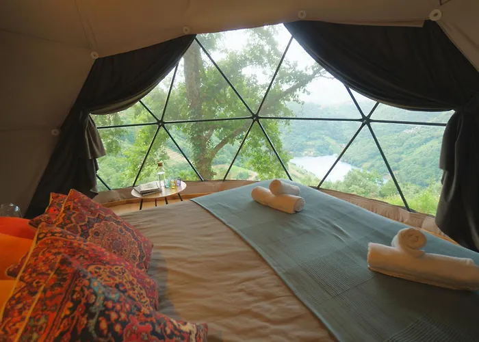 Geodesic Domes With Views In Ribeira Sacra Tente de luxe